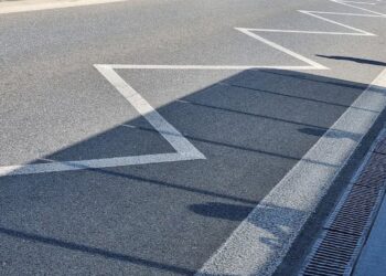 Большинство водителей этого не знают: что означают зигзагообразные линии на дороге