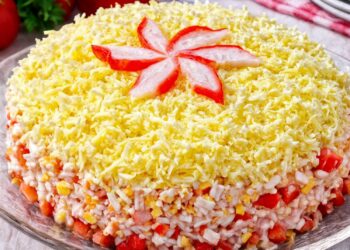 Вместо «Шубы» и «Оливье» приготовьте на Пасху этот салат: красивая закуска с крабовыми палочками (РЕЦЕПТ)