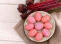 Как получить нежно-розовые яйца на Пасху: простой способ без капли химии