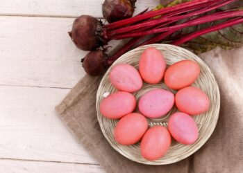 Как получить нежно-розовые яйца на Пасху: простой способ без капли химии