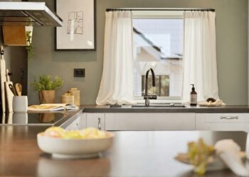 Прощайте, жалюзи: почему дизайнеры массово возвращают занавески на кухню