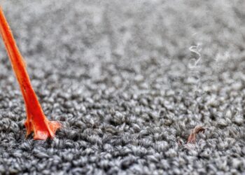 Косметичка в помощь: «жирный» лайфхак, который вытащит жвачку даже из густого ковра