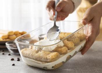 Маленький лайфхак, который спасет, если миксера нет: как легко взбить сливки в густой крем