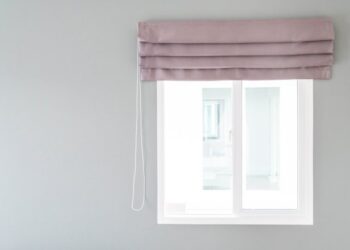 Прощайте, жалюзи: почему дизайнеры массово возвращают занавески на кухню