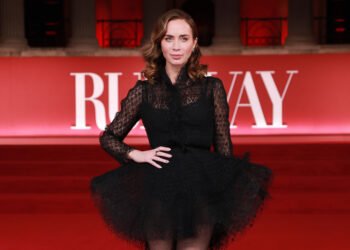 В центре внимания – ноги: как Эмили Блант носит кружево и юбку-пачку (фото)