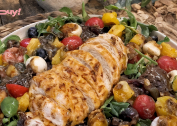 Этот яркий салат станет украшением любого стола: рецепт от блогера (ВИДЕО)