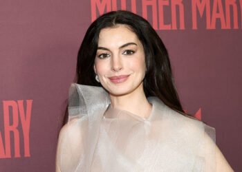 Энн Хэтэуэй вышла на красную дорожку в наряде от одесситки