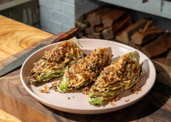 Как превратить капусту в ресторанное блюдо: шеф-повара рассказали о секретах, с которыми овощ «заиграет»