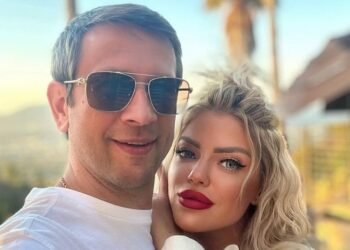 Дмитрий Ступка забавно поздравил любимую с 3-летием отношений