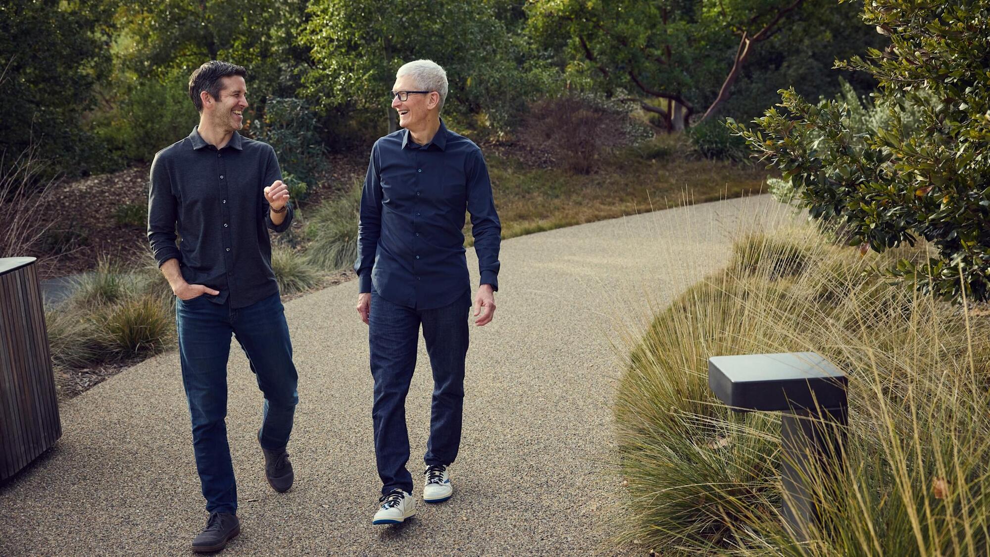 Тим Кук покидает пост CEO Apple, новым руководителем станет Джон Тернус