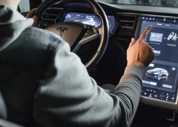 Маск признал проблему FSD: Tesla обновит авто 2019-2023 годов