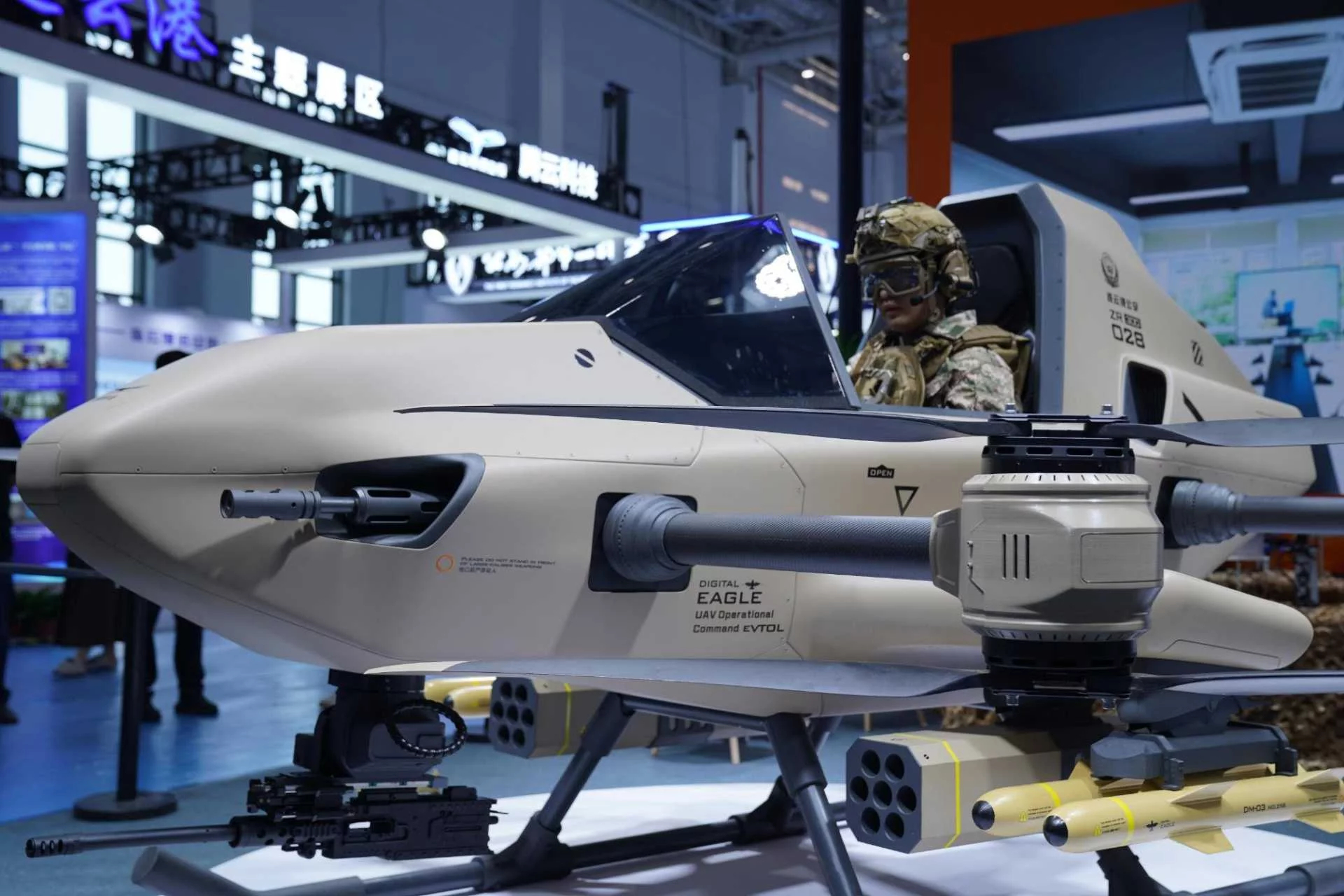 В Китае создали компактный самолет ZR-300 с ракетами и пулеметом