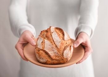 Будет, как только что из печи: пекарь показала хитрый трюк, что «вернет жизнь» замороженному хлебу (ВИДЕО)