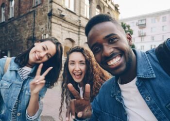 Зуммеры отказываются от «успешной жизни»: почему старая модель денег и карьеры больше не работает