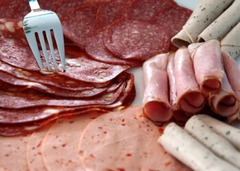 Куда положить колбасу, чтобы получить «ресторанную» нарезку: больше никаких «горбатых» кусочков