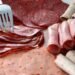 Куда положить колбасу, чтобы получить «ресторанную» нарезку: больше никаких «горбатых» кусочков