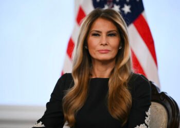 5 скандальных образов Мелании Трамп, которыми она тайно «троллила» мужа и мир (ФОТО)