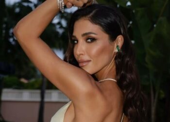 Димопулос поделилась пляжными фото из Дубая