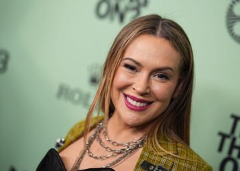 Звезда «Зачарованных» Алисса Милано показала редкое фото с мужем и детьми