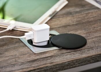 Почему не стоит оставлять зарядку в розетке: риски, о которых мало кто думает