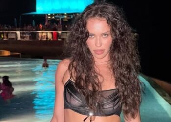 Маремуха продемонстрировала идеальную планку в леопардовом купальнике