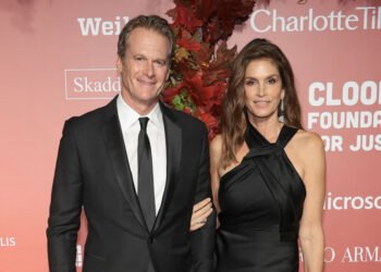 Синди Кроуфорд запостила пляжное фото мужа по случаю его 64-летия