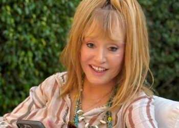 Пугачова сверкнула ногами в юбке на пасхальном фото