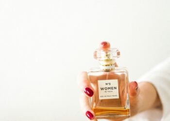 4 парфюма, которые носят только богатые женщины: дорогие ароматы без «показухи»