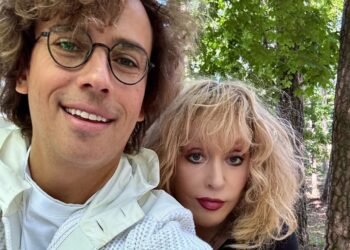 Галкин выставил фото Пугачевой с тростью в руках