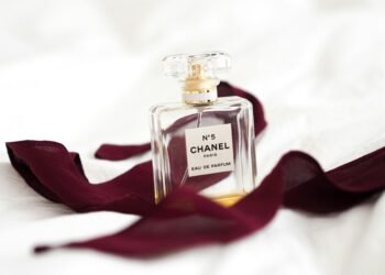 Их не найдешь в масс-маркете: нишевые ароматы, которые носят богатые женщины