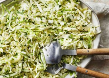 Ем и не могу наесться: этот салат «Хрустящее чудо» готовится всего 5 минут, а вкус невероятный (РЕЦЕПТ)