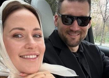 Денисенко удивила публику появлением с округлившимся животом