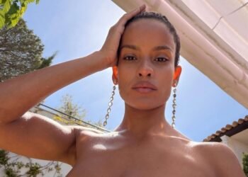 Спутница Касселя снялась топлес и показала их сына