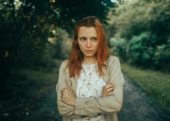 6 привычек, которые отталкивают людей: проверьте, не делаете ли этого вы