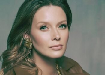 Грешнова сверкнула ногами в колготках с узором и леопардовых туфлях