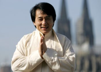 Родители хотели продать за 26 долларов: малоизвестные факты об актере и певце Джеки Чане, которые вас удивят (ФОТО)