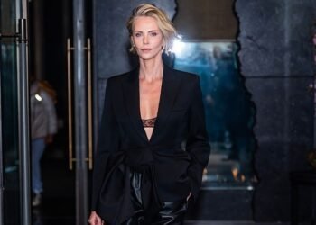 Смелый образ: Шарлиз Терон появилась топлес на премьере фильма