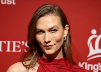 Красный – это новая уверенность: Карли Клосс предстала в платье, от которого невозможно отвести взгляд (фото)