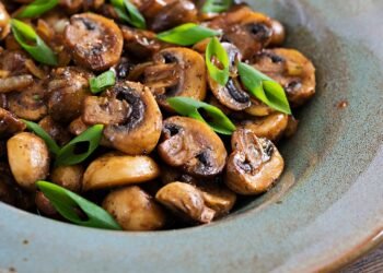 Забудьте о подсолнечном масле: что добавить на сковороду, чтобы идеально пожарить грибы