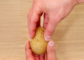 Как чистить картошку в одно движение: этот трюк сэкономит вам море времени (ВИДЕО)