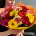 Букет из гербер – когда яркость уместна и почему эти цветы не выглядят навязчиво