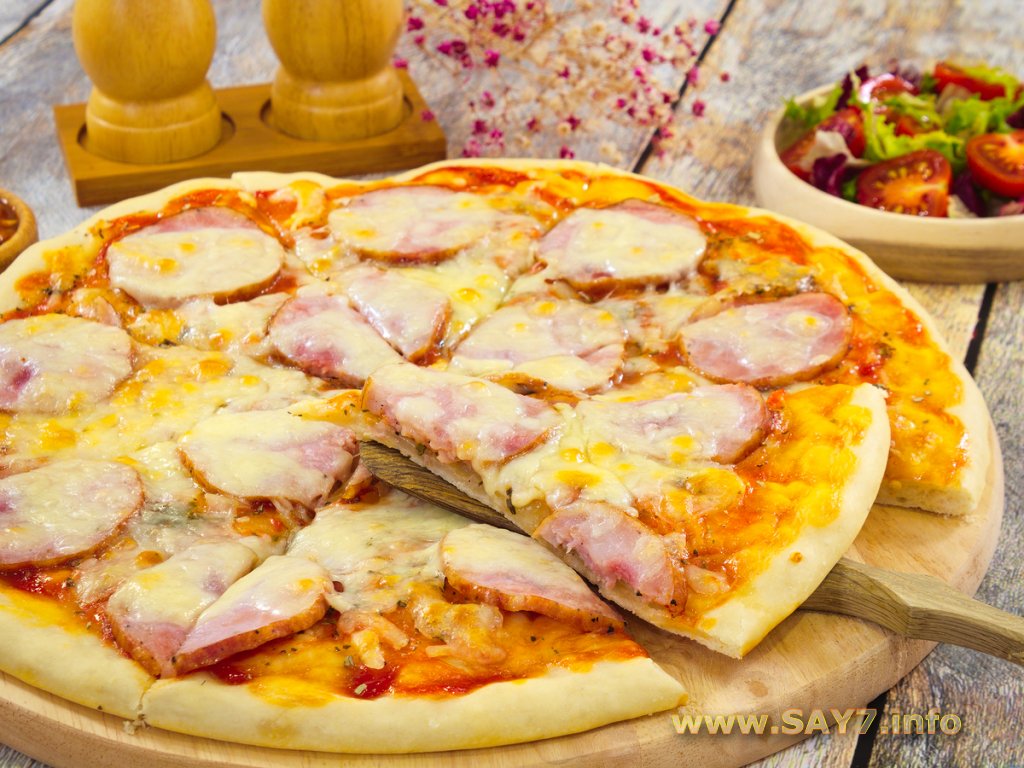 Пицца с сыром и ветчиной