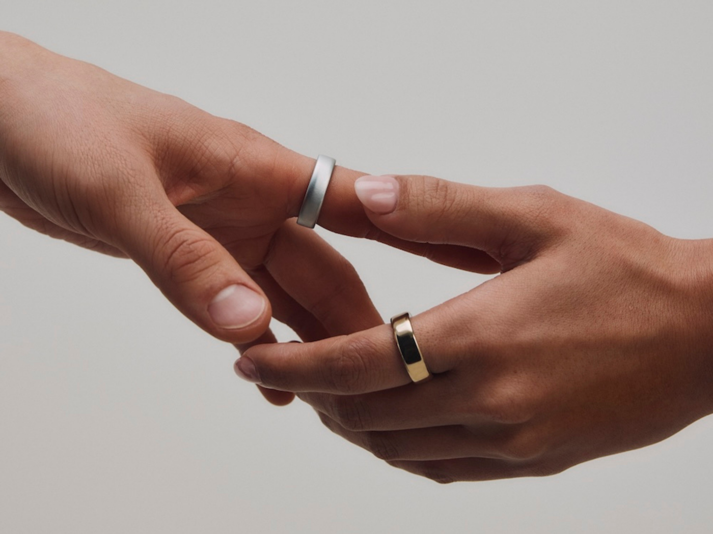 Oura випустила Ring 5 – найменше смарткільце компанії з новими ШІ-функціями