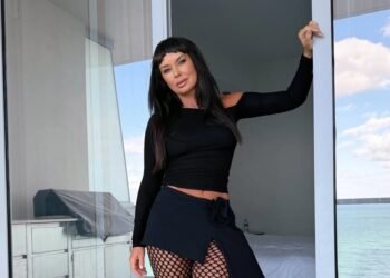 Ахат в сетчатых колготках и мини выставила напоказ ноги