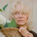 Памела Андерсон предстала в образе Дюймовочки на гигантских цветах