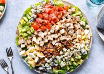 Этот голливудский салат станет звездой любого стола: вкус на миллион с минимумом усилий (ВИДЕО)