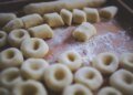 Вместо скучного пюре: как приготовить настоящие польские клецки, которые впитают каждый грамм соуса (РЕЦЕПТ)