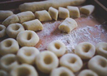 Вместо скучного пюре: как приготовить настоящие польские клецки, которые впитают каждый грамм соуса (РЕЦЕПТ)