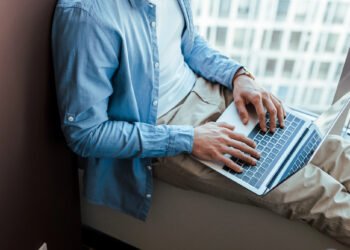 В Україні за рік скоротили 17% айтівців: кого звільняли найчастіше