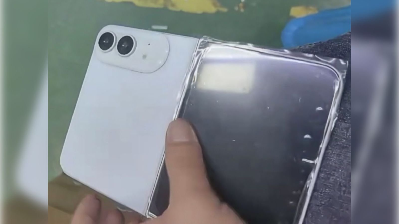 Гнучкий iPhone Ultra засвітився в руках до презентації Apple